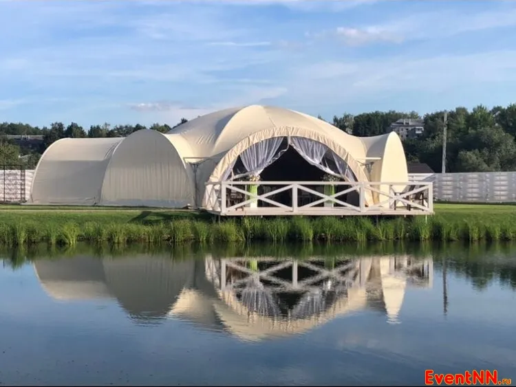 Свадебный шатер отеля LogHouse: свадьба на берегу озера в центре города 