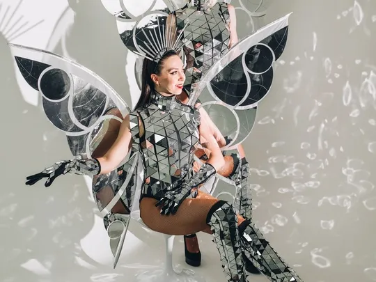 Зеркальное шоу LuckyShow: в костюмах из зеркал