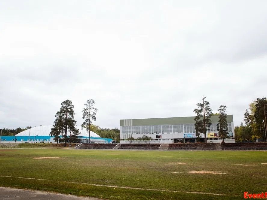 Спортивная школа "Кварц":  спорткомплекс в лесном массиве “Моховые горы” в шаговой доступности от реки Волга 