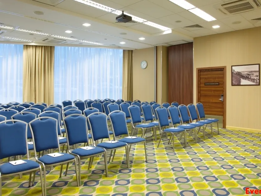 «Наш конференц-зал универсальный и вместительный»