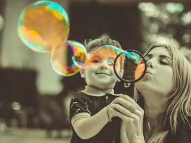 День матери 2019: как поздравить и что подарить?