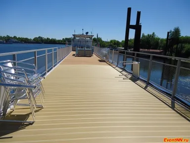 Самоходный плавучий ресторан теплохода «Садко»: о стоимости аренды и прогулочных двухчасовых рейсах с экскурсоводом