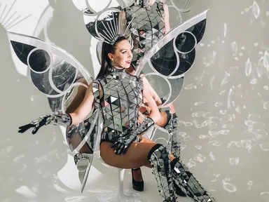 Зеркальное шоу LuckyShow: в костюмах из зеркал