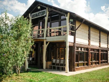 Рестораны Загородного клуба «Авиатор»: рестораны в стиле «лесной лофт» на берегу Волги