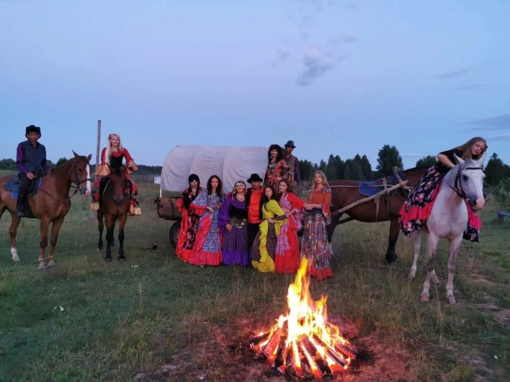 конный клуб Серая Лошадь, отдых в конном клубе, конный туризм, конные маршруты, костюмированные прогулки на лошадях